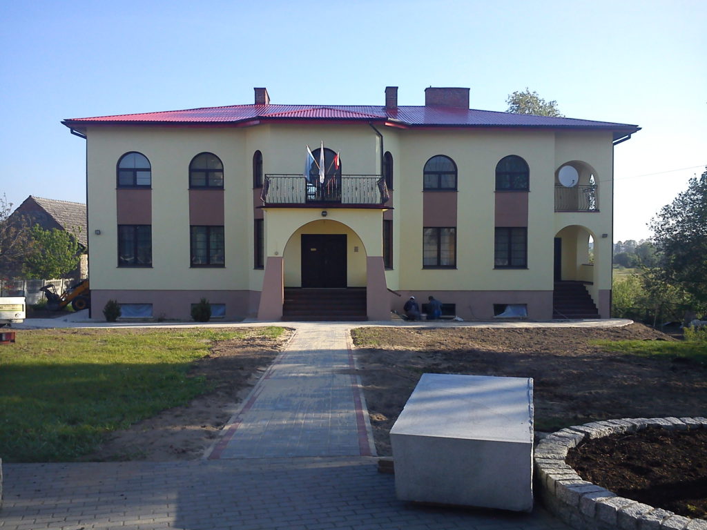 Remont elewacji plebani w Wyszanowie.